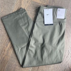 Nike Women’s Plus Tight Fit Mid Rise Crop Leggings